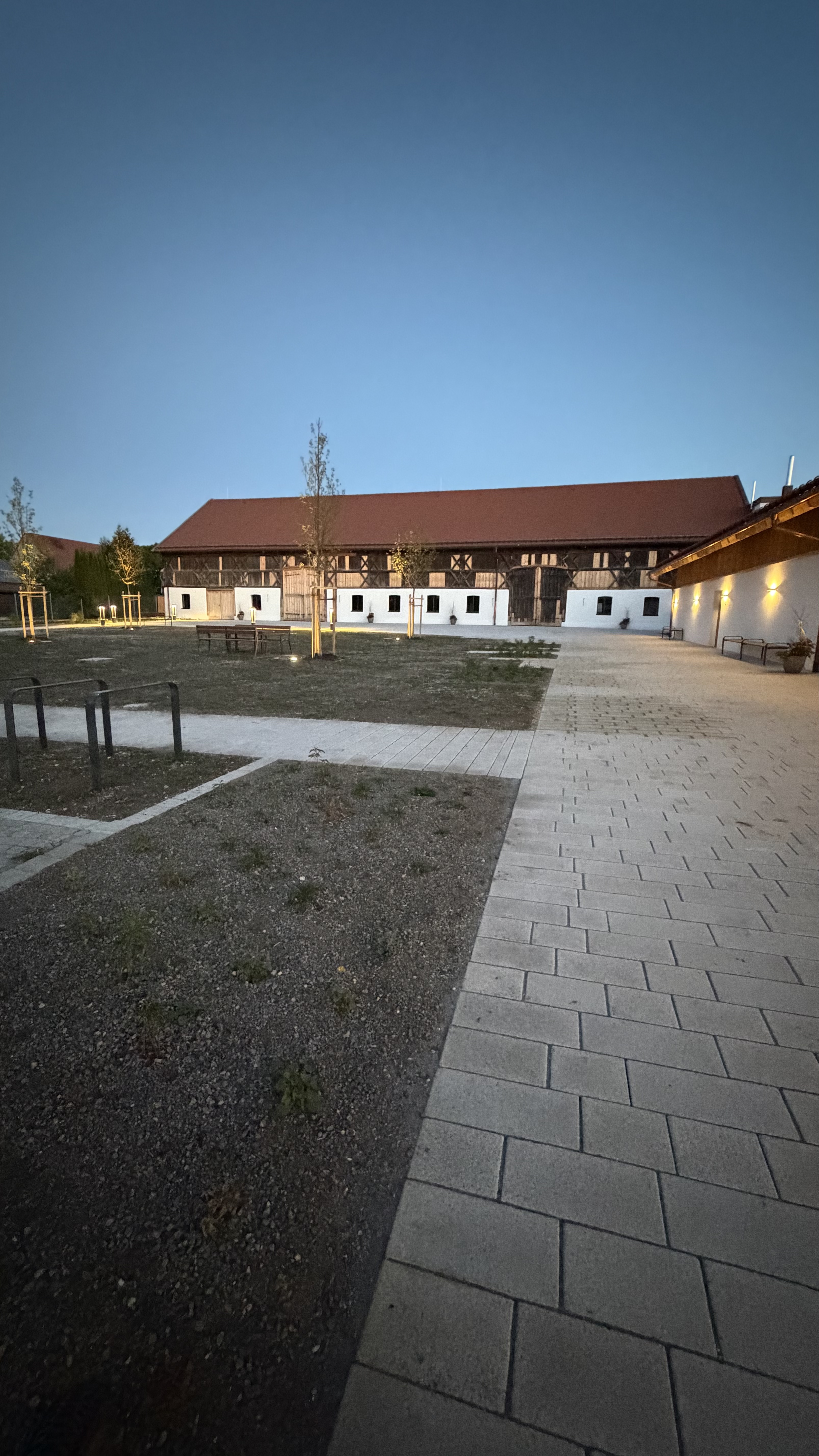 Zitzmerstadl Ampfing – Außenansicht mit Bundwerkfassade und Außenanlage