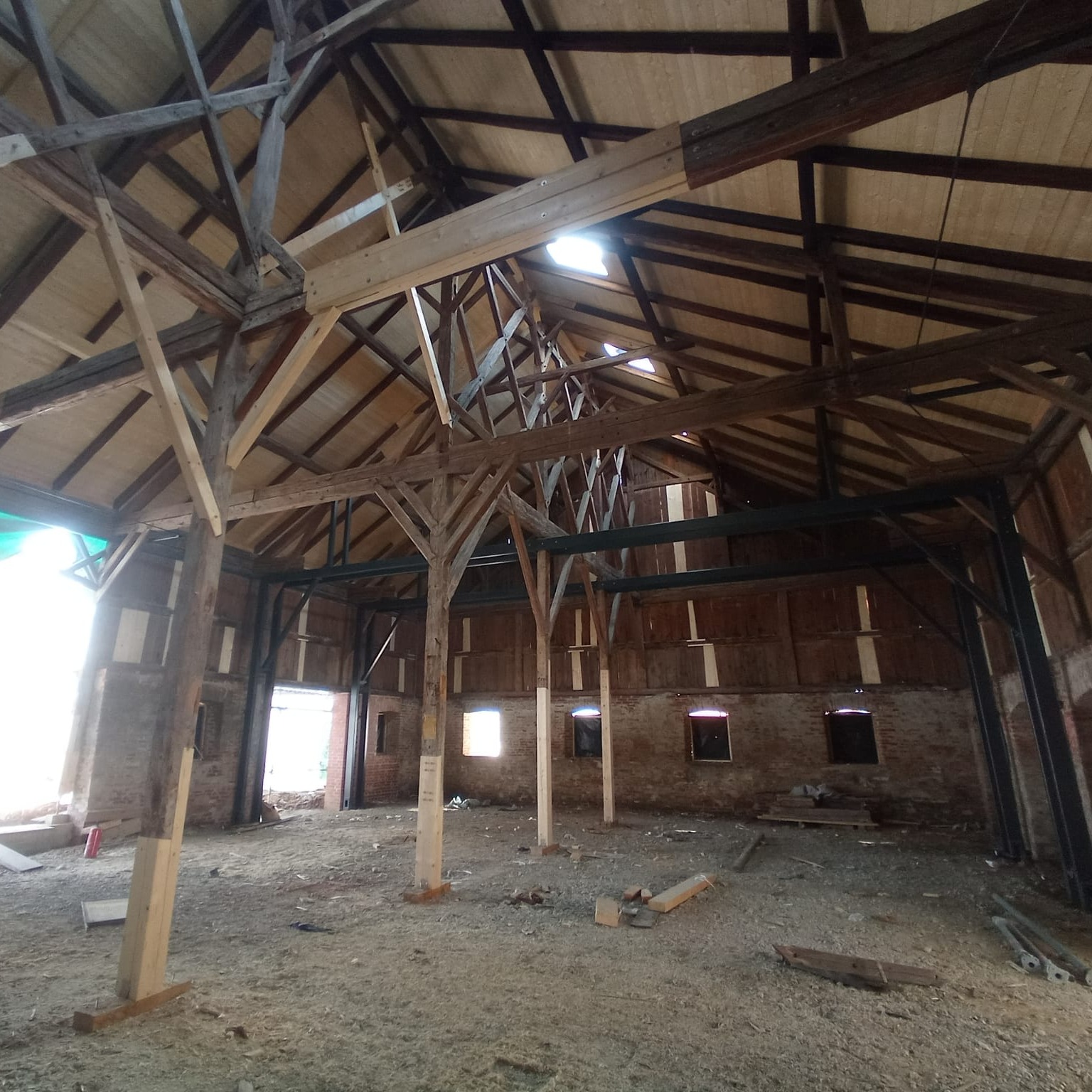Dachgebälk und Gerüst während der Sanierung – neuer Stahl und historisches Holz